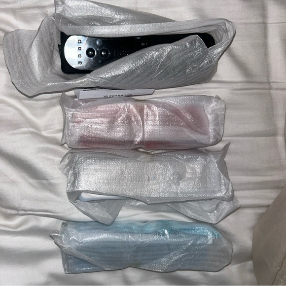 4 Packs Classic Remote Controller Compatible for Wii Wii U Console, silicone - Picture 8 of 10